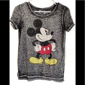 🌺 Original Disney Mickey Mouse shirt.